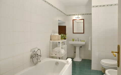 Casa Di Lilli: Badezimmer, Armatur, Interior Design, Flooring, Wand, Bad Sink, Toilette, Fussboden, Sinken, Zapfhahn