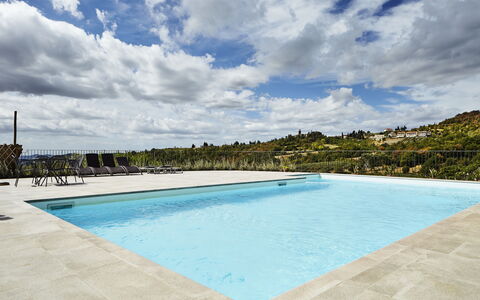 Villa Cincinelli: Schwimmbad, Eigentum, Himmel, Freizeit, Azurblau, Grundeigentum, Urlaub, Haus, Gebäude, Estate