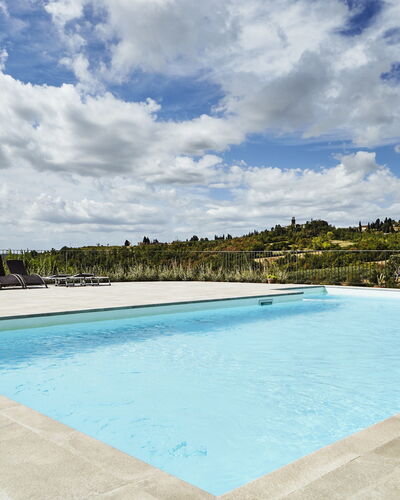 Villa Cincinelli: Schwimmbad, Eigentum, Himmel, Freizeit, Azurblau, Grundeigentum, Urlaub, Haus, Gebäude, Estate