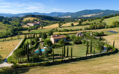 La Boutique del Cardinale: Himmel, Pflanze, Ökoregion, Berg, Wolke, Natürliche Landschaft, Natürlichen Umgebung, Baum, Hochland, Grundstueck