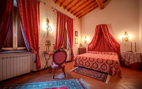 La Boutique del Cardinale: Schlafzimmer, Zimmer, Möbel, Bett, Eigentum, Dekoration, Vorhang, Interior Design, Bettdecke, Suite
