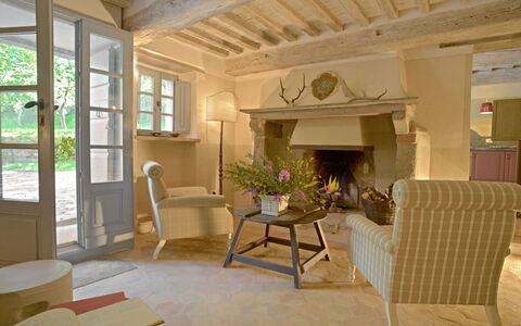 Casa di Giulio: Möbel, Interior Design, Wand, Holz, Flooring, Stuhl, Decke, Fussboden, Beleuchtung, Wohnzimmer