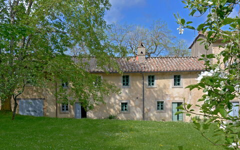 Casa di Giulio: Baum, Gebäude, Ast, Zuhause, Haus, Grundstueck, Menschliche Siedlung, Estate, Rasen, Hütte