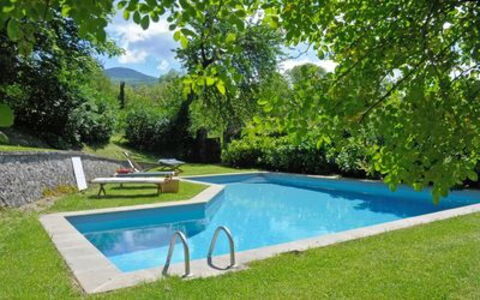 Casa Dell'ambasciatore: Wasser, Pflanze, Schwimmbad, Himmel, Baum, Gartenmöbel, Wolke, Natürliche Landschaft, Landschaft, Gras