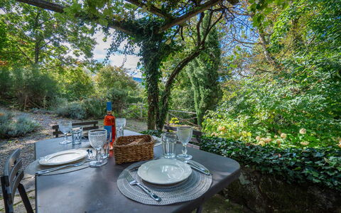 Casa Dell'ambasciatore: Vegetation, Möbel, Strauch, Pflanzengemeinschaft, Tabelle, Gartenmöbel, Tisch Im Freien, Sonnenlicht, Frühling, Garten