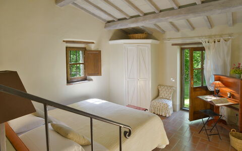 Casa Dell'ambasciatore: Möbel, Wand, Holz, Interior Design, Flooring, Fussboden, Decke, Zuhause, Schlafzimmer, Bett
