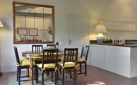 Casa Dell'ambasciatore: Möbel, Interior Design, Wand, Flooring, Holz, Tabelle, Fussboden, Küche & Esszimmer Tisch, Esszimmer, Beleuchtung