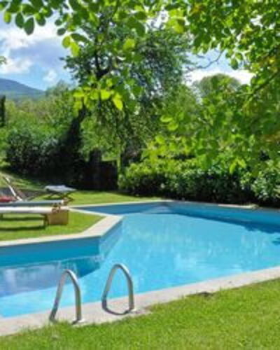 Casa Dell'ambasciatore: Wasser, Pflanze, Schwimmbad, Himmel, Baum, Gartenmöbel, Wolke, Natürliche Landschaft, Landschaft, Gras