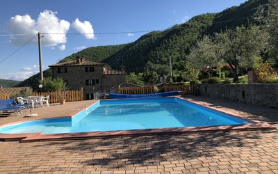 Agriturismo Cuiano: Schwimmbad, Eigentum, Himmel, Wasser, Haus, Urlaub, Freizeit, Grundeigentum, Berg, Baum