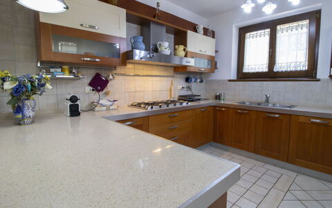 La Danza: Countertop, Zimmer, Eigentum, Küche, Cabinetry, Gebäude, Möbel, Fussboden, Interior Design, Fliese