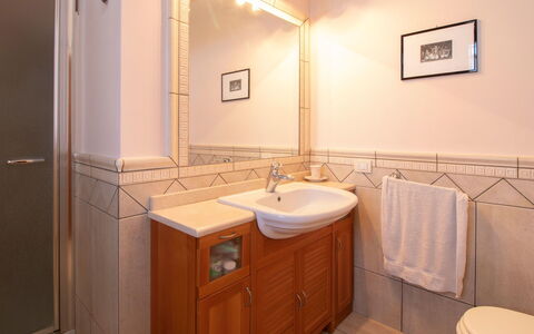 La Danza: Badezimmer, Zimmer, Eigentum, Badezimmerschrank, Armatur, Möbel, Interior Design, Bad Zubehör, Gebäude, Grundeigentum