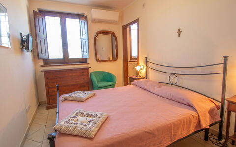 La Danza: Schlafzimmer, Bett, Zimmer, Möbel, Bettdecke, Eigentum, Bettrahmen, Bedding, Matratze, Interior Design