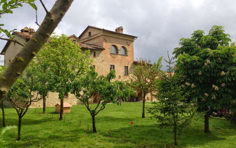 Monastery Guest House: Pflanze, Himmel, Gebäude, Fenster, Wolke, Baum, Natürliche Landschaft, Grundstueck, Haus, Gras