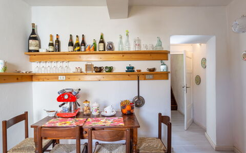 Casa Alice: Zimmer, Regal, Möbel, Eigentum, Interior Design, Haus, Küche, Regale, Gebäude, Fussboden