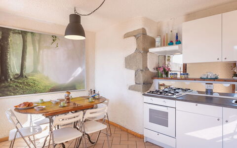 Kiwii: Zimmer, Eigentum, Möbel, Küche, Interior Design, Gebäude, Cabinetry, Gelb, Haus, Countertop
