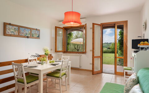 Calanchi Apartments: Möbel, Interior Design, Holz, Tabelle, Flooring, Stuhl, Zimmer, Zuhause, Esszimmer, Beleuchtung