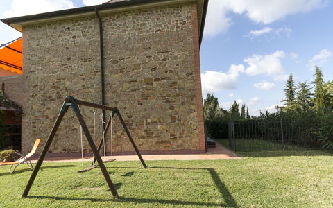 Calanchi Apartments: Baum, Gras, Grundstueck, Haus, Fassade, Spiele, Metall, Kunst