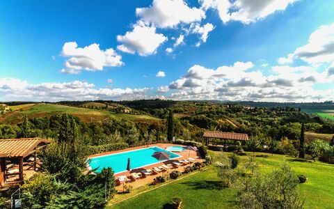 Calanchi Apartments: Natur, Himmel, Natürliche Landschaft, Eigentum, Wolke, Grundeigentum, Haus, Estate, Schwimmbad, Ländliches Gebiet