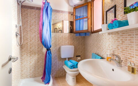 Ciliegi: Badezimmer, Eigentum, Zimmer, Blau, Interior Design, Fliese, Grundeigentum, Haus, Gebäude, Fussboden
