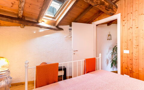 Ciliegi: Zimmer, Eigentum, Schlafzimmer, Möbel, Gebäude, Haus, Bett, Decke, Interior Design, Dachboden