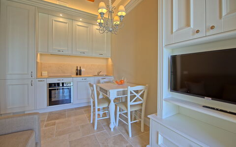 Il Sole Di Vino: Eigentum, Zimmer, Möbel, Küche, Fussboden, Gelb, Cabinetry, Gebäude, Haus, Interior Design