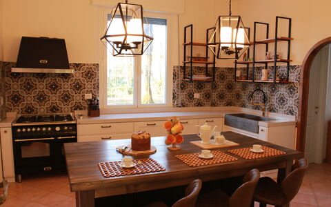 Villa La Casa Bianca: Zimmer, Möbel, Interior Design, Esszimmer, Eigentum, Tabelle, Gebäude, Beleuchtung, Haus, Decke
