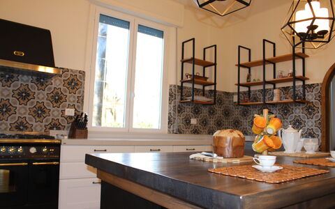 Villa La Casa Bianca: Zimmer, Eigentum, Interior Design, Möbel, Countertop, Gebäude, Zuhause, Tabelle, Haus, Küche