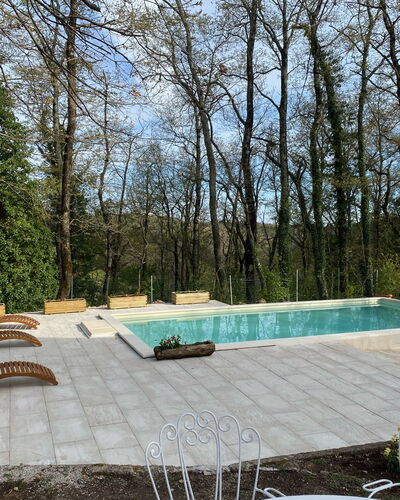 Villa La Casa Bianca: Eigentum, Pflanze, Himmel, Baum, Schwimmbad, Gartenmöbel, Schatten, Interior Design, Gras, Grundeigentum