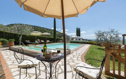 Villa Manuela: Eigentum, Grundeigentum, Terrasse, Regenschirm, Tabelle, Gebäude, Schatten, Zuhause, Tisch Im Freien, Möbel