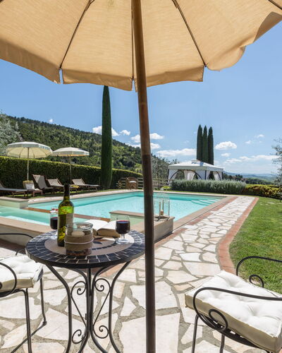 Villa Manuela: Eigentum, Grundeigentum, Terrasse, Regenschirm, Tabelle, Gebäude, Schatten, Zuhause, Tisch Im Freien, Möbel