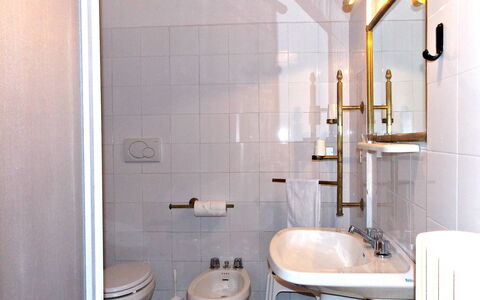 Villa Sandra: Badezimmer, Eigentum, Zimmer, Zapfhahn, Armatur, Wand, Interior Design, Fliese, Die Architektur, Toilette