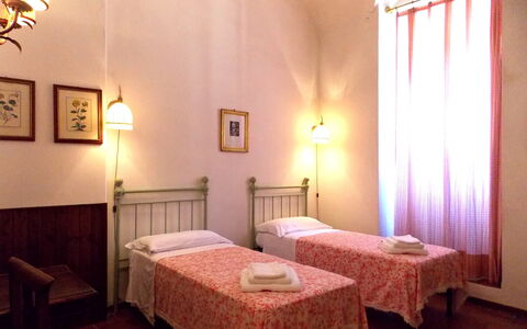 Villa Sandra: Zimmer, Bett, Schlafzimmer, Möbel, Eigentum, Gebäude, Interior Design, Bettrahmen, Bettdecke, Wand