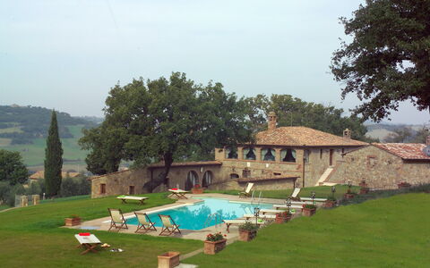 Villa Fontanelle: Himmel, Pflanze, Wasser, Baum, Gebäude, Schwimmbad, Grundstueck, Gras, Wolke, Freizeit