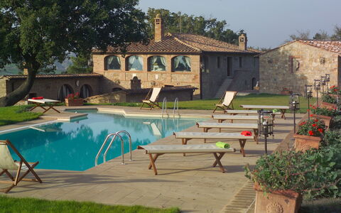 Villa Fontanelle: Pflanze, Wasser, Eigentum, Gebäude, Himmel, Schwimmbad, Baum, Schatten, Gartenmöbel, Stuhl