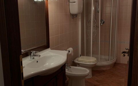Villa Fontanelle: Armatur, Sinken, Zapfhahn, Eigentum, Bad Sink, Badezimmer, Spiegel, Lila, Gebäude, Holz