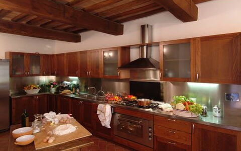 Villa Fontanelle: Holz, Zimmer, Eigentum, Interior Design, Hartholz, Holzbeize, Decke, Countertop, Schrank, Küche