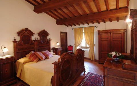 Villa Fontanelle: Holz, Beleuchtung, Bett, Zimmer, Interior Design, Hartholz, Eigentum, Textil, Schlafzimmer, Bedding