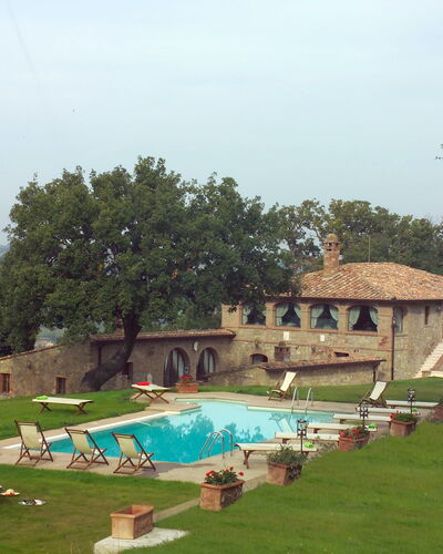 Villa Fontanelle: Himmel, Pflanze, Wasser, Baum, Gebäude, Schwimmbad, Grundstueck, Gras, Wolke, Freizeit