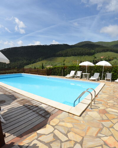 Podere Di Mero Casolare: Himmel, Wolke, Wasser, Gebäude, Schwimmbad, Sonnenliege, Gartenmöbel, Regenschirm, Schatten, Stuhl