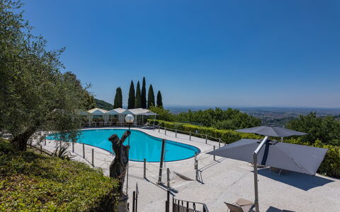 Villa Alfresco: Schwimmbad, Gartenmöbel, Bergstation, Resort, Tisch Im Freien, Eco Hotel, Ferienort, Regenschirm, Sonnenliege