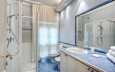 Villa Alfresco: Armatur, Flooring, Interior Design, Fussboden, Badezimmer, Sinken, Zapfhahn, Installation, Beleuchtung, Zimmer