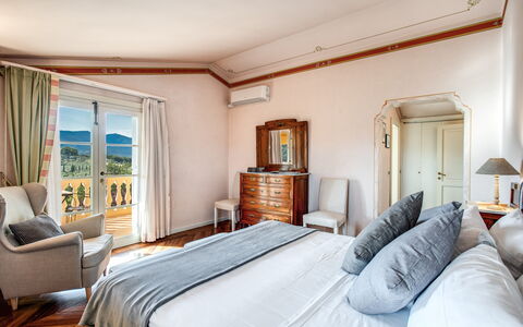 Villa Alfresco: Möbel, Bett, Schlafzimmer, Bedding, Bettdecke, Bettrahmen, Linens, Lampe, Kissen