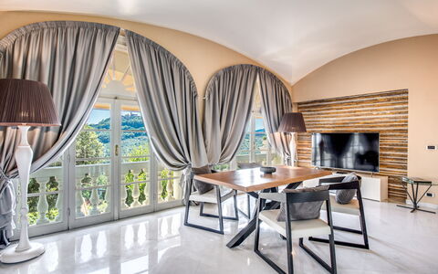Villa Alfresco: Möbel, Interior Design, Couch, Flooring, Fussboden, Beleuchtung, Wohnzimmer, Tabelle, Decke, Zuhause