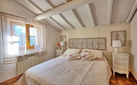 Casa Fioraie: Schlafzimmer, Bett, Zimmer, Möbel, Eigentum, Decke, Interior Design, Bettdecke, Bettrahmen, Bedding