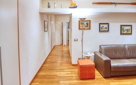 Dai Fiorentini - Apartment In Levanto: Zimmer, Fussboden, Eigentum, Möbel, Holzboden, Gebäude, Haus, Interior Design, Wohnzimmer, Hartholz