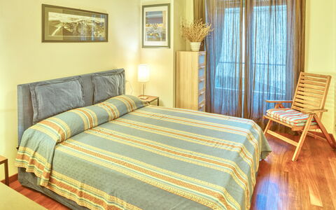 Dai Fiorentini - Apartment In Levanto: Schlafzimmer, Bett, Möbel, Bettdecke, Zimmer, Eigentum, Bettrahmen, Bedding, Fussboden, Interior Design