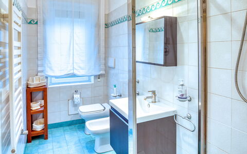 Dai Fiorentini - Apartment In Levanto: Badezimmer, Eigentum, Zimmer, Blau, Gebäude, Interior Design, Grundeigentum, Die Architektur, Haus, Armatur