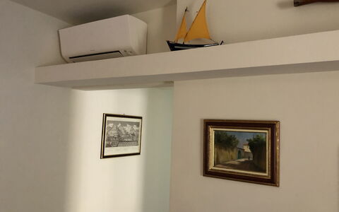Dai Fiorentini - Apartment In Levanto: Bilderrahmen, Gebäude, Rechteck, Holz, Regal, Regale, Wand, Fussboden, Kunst, Flooring