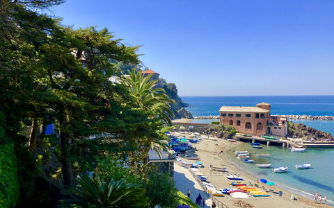 Dai Fiorentini - Apartment In Levanto: Küste, Meer, Himmel, Azurblau, Eigentum, Baum, Urlaub, Strand, \Stadt, Ufer
