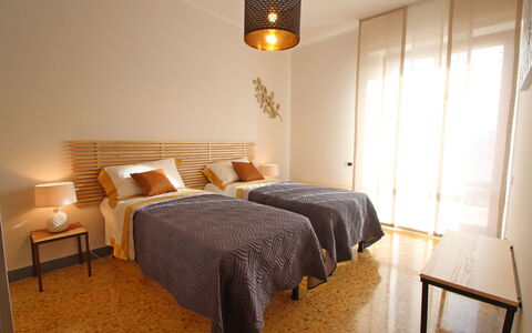Marina Apartment: Schlafzimmer, Bett, Möbel, Zimmer, Eigentum, Bettrahmen, Bettdecke, Interior Design, Wand, Fussboden